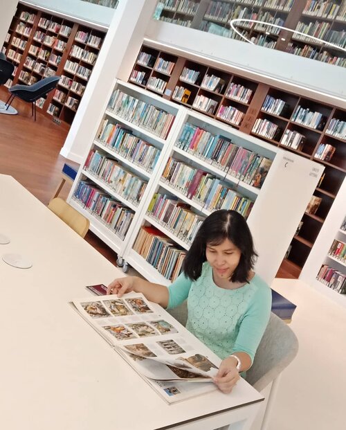 Hello week end!  It's time to grab your book 😊
.
📷 @gellacia #instagramgirlfriend
..
...
#ClozetteID
#ShamelessSelfie
#selfie
#booklover
#bookworm
#instabook
#whileinbetween
#moodygrams
#library
#design