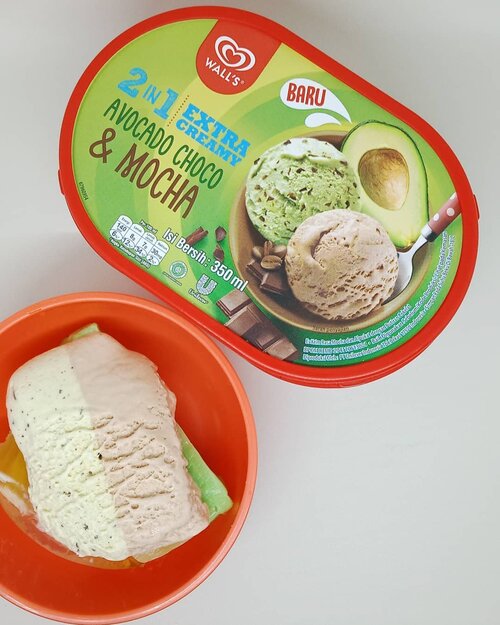 Di kulkas masih ada puding? Topping aja pakai @wallsidn 2in1 Extra Creamy Avocado Choco & Mocha 👌.Avocado dengan taburan coklat dan mocha yang membuat mau nambah lagi dan lagi dan lagi 😂..Eh terus masih penasaran juga sama Viennetta *teteup* udah nyari ke alfamart,  alfamidi,  indomaret di sekitaran JakTim enggak ada semua 😢...#ClozetteID#semuajadihappy#ViennettaKembalikan#KembalikanViennetta#DiRumahAja#onthetable#icecream#avocado#chocolate#mocha#eeeeeeats