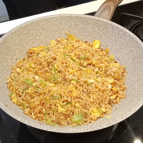 Siapa yang biasanya kalau masak nasi goreng pake kecap? You better stop right now!.Lho kenapa? Karena kecap itu mengalahkan semua rasa bumbu yang dipakai memasak nasi goreng. Sebagai gantinya, pakai bumbu dasar merah dan bumbu rendang. Enggak usah bikin tapi beli aja di ibu penjual bumbu di pasar 😉..Now everyone can cook! ...#ClozetteID#doityourself#DIY#friedrice#nasigoreng#instacooking #EatFamous#eeeeeeats#tryitordiet#instafood