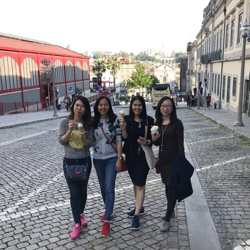 Actually when I was strolling around porto part 2 before having pleasant dinner at Porto Escondindo, I tried gelato at Boutique do Gelado. And this is my first gelato in Porto, Portugal. Awalnya sih saya enggak ngeh kalau Porto punya toko gelato yang terkenal. Pas kebetulan saat menuju Duoro River, saya dan kolega melewati Boutique do Gelado dan kami pun tertarik untuk mencobanya.Baca cerita saya selengkapnya di bit.ly/BoutiqueDoGelado atau klik link di bio.....#ClozetteID#wefie#newpost#boutiquedogelado#icecream#porto#wheninPorto#neiiPRTtrip#neiiEURtrip#throwback#travelgram