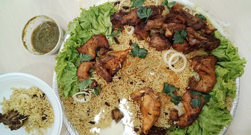 Selamat makan siang Indonesia!
.
Ini namanya Nasi Mandhi,  hidangan khas Yaman yang berupa nasi dimasak dengan kambing dan ayam dengan menggunakan rempah seperti cengkeh, prank, kayu manis, kapulaga dan masih banyak lainnya. Berasnya pun istimewa, yaitu beras Brasmati
..
...
#ClozetteID
#tryitordiet
#eeeeeeats
#onthetable
#foodpornshare
#foodstagram
#instafood
#nasimandhi
#mandhirice
#EatFamous
#foodgasm