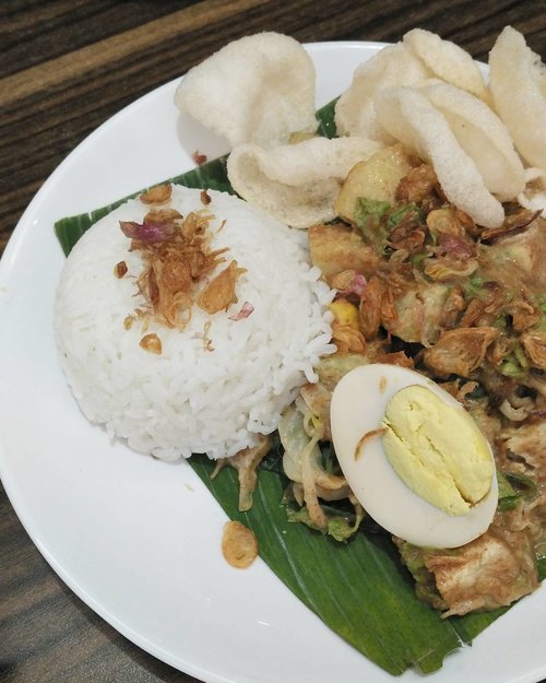 Happy tummy presented by Indonesian salad a.k.a gado gado .
In Bahasa Indonesia, gado gado means mix
..
...
#ClozetteID
#eeeeeeats
#foodporn
#asiafoodporn
#foodpornshare
#foodlover
#eatfamous
#tryitordiet
#foodbeast
#foodstagram
#Indonesiansalad
#salad
#gadogado