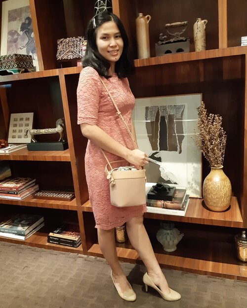 Last Saturday outfit, went to my cousin's wedding reception with #BSAloBag @buttonscarves 🙂
.
What do you think? Yay or Nay?
..
Bucket bag ini walau keliatan kecil tapi muat banyak apalagi barang perintilan anak kecil yang masih bebawaan botol minum 😂
...
#ClozetteID
#buttonscarves
#moodygrams
#CreateMoments
#lovelymoments
#goodvibes
#happinessmood
#seizetheday
#blessed
#turnt
#itslit