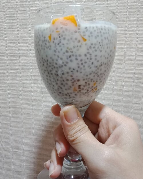 Kalian udah pengen bobo?  Udah nyiapin apa aja buat besok? Biasanya sih yang udah kepikiran mau sarapan apa buat besok... Kalau saya suka bikin overnight chia pudding supaya besok enggak usah terburu-buru menyiapkan sarapan 🙂

Chia Pudding Recipe:
150ml Greek yoghurt
100ml Almond mylk or coconut water
4tbs Chia seed
Avocado/Mango/berries

Selamat mencoba
.
..
...
#ClozetteID
#fitnfab
#healthyfood
#MyEssentialEnergy
#tryitordiet
#healthybreakfast
#chiapudding
#chiaseed
#DIY
#doityourself
#instafood