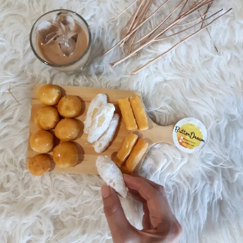 Snack time 🤭.Kali ini waktu santai saya ditemani kue kering dari @butterdream.id. Isi nastarnya masih ada potongan 🍍, 🧀 di dalam kastengel juga berasa dan snow white juga berasa potongan 🥜, sukaaaa!..Cobain deh, ga akan nyesel!...#ClozetteID#butterdream#onthetable#munchies#handsinframe#eeeeeeats#instasnack #instafood#pinnaple#pinnaplepie#snowwhite