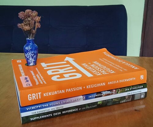 Let me have a me time with 📚📑📚📑.Hari terakhir di 2019 ini kebetulan saya libur tapi koq malah semangat untuk mengisinya dengan meng-update blog, baca buku dan bikin jadwal sepanjang tahun 2020. Biasanya udah leyeh leyeh marathon nonton apa aja yang ada di tv 😂😂..Kalau kamu,  ngapain di hari terakhir di 2019? Apa pun itu,  semoga menyenangkan dan berkesan ya 😊...#ClozetteID#fromwhereistand#onthetable #instadaily#instamood#instagood#2019#newyeareve#nye2019#instabook#bookstagram