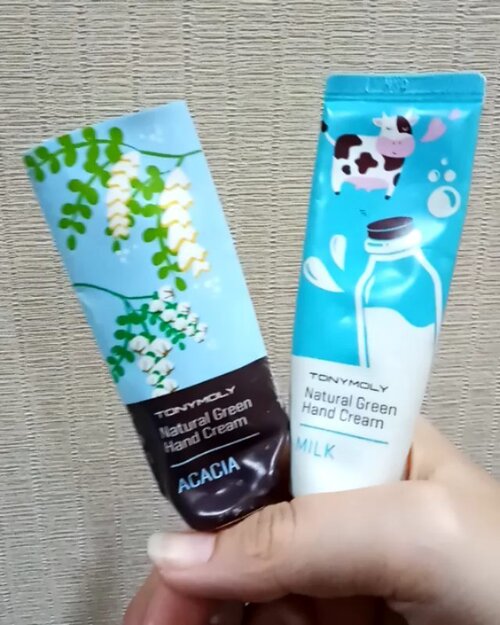 Tahun lalu, saya dihadiahkan krim tangan @tonymoly.us_official dari @valenciamiekeranda dan setelah dicoba, ini honest review-nya:

Teksturnya krim tapi enggak lengket dan formulanya cepat meresap 👏
Wanginya saya suka yang varian MILK, wangi bayi banget. Sedangkan varian ACACIA, wangi bunga-bungaan. 😍
Kemasannya handy dan isinya gampang dikeluarkan saat sudah mulai habis, maklum saya ogah rugi banget kalau urusan skincare 😂
.
..
...
#ClozetteID
#xoxoTM
#TONYMOLYnMe
#productreview
#handsonframe
#handcream
#moodygrams
#storyportrait
#instabeauty
#nofilter