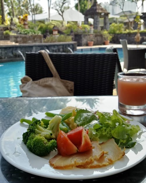 How's your holiday everyone? Mine is awesome 😘.Who can resist dipping into the pool in this 🌞 day? But first, let's have breakfast first! .....#ClozetteID#MyEssentialEnergy#breakfast#salad#instafood#foodpornshare#eeeeeeats#foodstagram#hyattregencyyogya#worldathyatt#neiiJOGtrip#nofilter