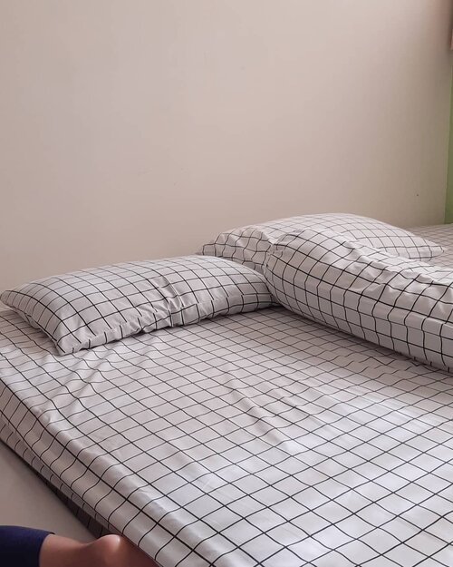 Mulai 13 tahun lalu memilih untuk pakai kasur di lantai untuk meminimalisasi si bayi jatuh kalau lagi berguling 🤭.Setelah sekian lama nyari bedding sheet cakep tapi murah, akhirnya ketemu dong di @shopee_id , nama tokonya: bedroomstore.id 🤗.....#ClozetteID#storyportrait#bedroomdecor #instagood#moodygrams