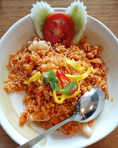 Bon appetite! Ini nasi goreng Tom Yum 👌
.
Porsinya bisa buat makan 2 orang 😁
..
...
#ClozetteID
#AsianFood
#EatFamous
#thaifood
#eeeeeeats
#tryitordiet
#foodgasm
#foodism
#foodporn
#foodpornshare
#friedrice