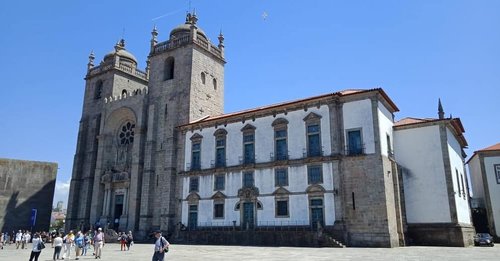 Kangen langit birunya Porto yang dilihat dari katedral 🤭.Baca cerita perjalanan Lost in Porto Cathedral saya selangkapnya di bit.ly/PortoCathedral atau klik link di bio, obrigado! 😁.....#ClozetteID#neiiPRTtrip