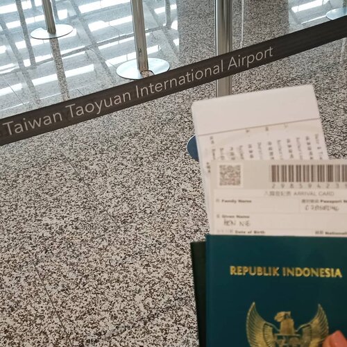 Sudah satu bulan saya kembali ke tanah air setelah selama 8 hari keliling Taiwan. Awalnya saya sempat ragu untuk mewujudkan janji saya kepada kedua orang tua untuk menemani mereka ke Taiwan tapi ternyata semua jalan saya dimudahkan dan dilancarkan oleh Tuhan. Berawal dari perpanjangan paspor yang mulus sampai persetujuan visa kedua orang tua. Di artikel ini, saya akan membeberkan cara mendapatkan visa Taiwan bagi Warga Negara Indonesia (WNI). Perlu kamu ketahui bahwa Taiwan tidak memiliki perwakilan diplomatik (kedubes) di Indonesia tetai hanya diwakilkan oleh The Taipei Economic and Trade Office (TETO). TETO adalah kantor pemerintahan Republic of China (Taiwan) di Indonesia yang mengurus kepentingan Taiwan dan untuk mempromosikan hubungan bilateral antara Indonesia dan Taiwan. Mengapa tidak ada kedubes Taiwan di Indonesia? Karena paham Satu Tiongkok yang menyebabkan hanya salah satu negara Tiongkok (China VS Republic Of China) yang diakui oleh bangsa lain termasuk Indonesia. Jadi kalau Indonesia mengakui China maka tidak ada kedubes R.O.C dan sebaliknya, kalau Indonesia mengakui R.O.C maka tidak ada kedubes China.Baca selengkapnya proses pengajuan visa Taiwan yang sangat mudah di bit.ly/ApplyVisaTaiwan atau klik link di bio!......#ClozetteID#traveltips#instatravel#travel101#neiiTWtrip#Taiwan#visa#TaiwanVisa#VisaTaiwan#storyportrait#newestpost