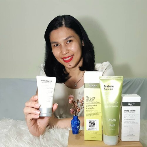 Setelah satu minggu mencoba skincare THE PLANT base yaitu Nature Solution (Natural Cleansing Foam) dan White Truffle (Turn Over Peeling), saya suka! Kenapa?.Karena THE PLANT BASE memiliki rangkaian perawatan organik terutama untuk kulit kering dan sensitif seperti kulit saya. Produknya terbuat dari 100% ekstrak bahan organik bersertifikat ECOCERT untuk menutrisi dan melindungi kulit. Bebas juga dari kandungan berbahaya seperti paraben, sulfat, parafin, pigmen, aroma sintetis, SLS dan minyak mineral sehingga aman digunakan bumil maupun busui. Terima kasih @clozetteidyang sudah memperkenalkan #THEPLANTBASE sebagai skincare yang alami, aman dan menjaga kesehatan kulit wajah 😘..Kamu ingin mencoba produk @theplantbase_id? Cuss meluncur ke @salubritas.indonesia www.salubritas.id, di situ kamu bisa belanja produk skincare THE PLANT BASE sembari mendapatkan penghasilan tambahan dari transaksi yang kamu lakukan. Pakai kode refferal saya: ID0866015 untuk mendapatkan penawaran menarik berbelanja ya! Mampir juga untuk baca lebih lanjut pengalaman saya memakai kedua produk ini di bit.ly/ThePurityOfNature atau klik link di bio!...#ClozetteID#ThePlantBaseXclozetteIDreview#inlovewithnature#ClozetteIDReview