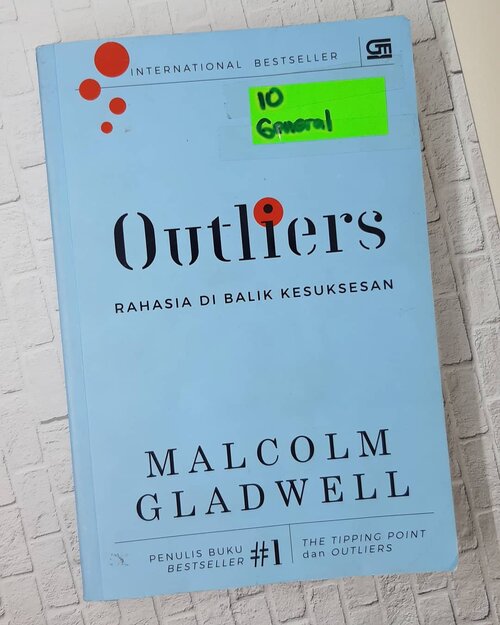 Happy 🌏 📚 Day!.Am currently reading @malcolmgladwell's book #Outliers..What are you reading now? Let's share!...#ClozetteID#flatlay#onthetable#instabook#book#bookworm#malcolmgladwell#WorldBookDay#moodstagram#instagood