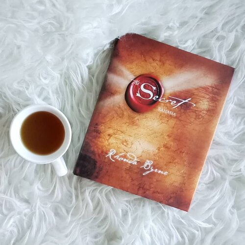 Lebih dari 1 dekade buku ini nongkrong di rak dan hari ini saya baru mau mulai membacanya. Memang ya segala sesuatu ada waktunya dan kini saatnya membuka The Secret.Kalian sedang baca buku apa? .....#ClozetteID#TheSecret#bookstagram#instabook#flatlay #onthetable#breakfast#booklover #book