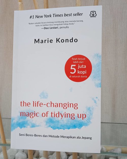 Currently reading @mariekondo's The Life-Changing Magic of Tidying Up.Can't wait to try Konmari Method. I wish I'm not too late changing my life! ..So excited because she'll have show @netflix,  can't wait any longer!...#ClozetteID#mykonmari#konmarimethod#netflix#currentlyreading#bookworm#bookstagram#bookobsessed #book#mariekondo#bookaholic
