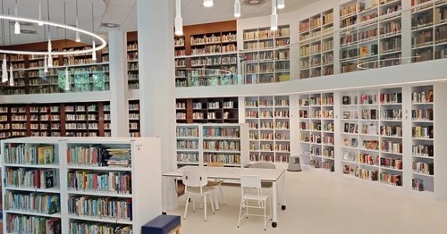 Kecenya perpustakaan @erasmushuis_jakarta yang baru direnovasi Nov 2018 lalu 😍 Terima kasih @gellacia yang udah ngajakin tour de library-nya hari ini.Kalau lihat buku sebanyak itu emang seneng tapi sekaligus berasa tertampar karena masih banyak buku di rumah yang belum dibaca 😱..Taken with @oppoindonesia A83...#ClozetteID#bookworm#instabook#booklover#library#libraryhopping #fromwhereistand#storyportrait#OPPOnesia#CreateMemories#oppoA83