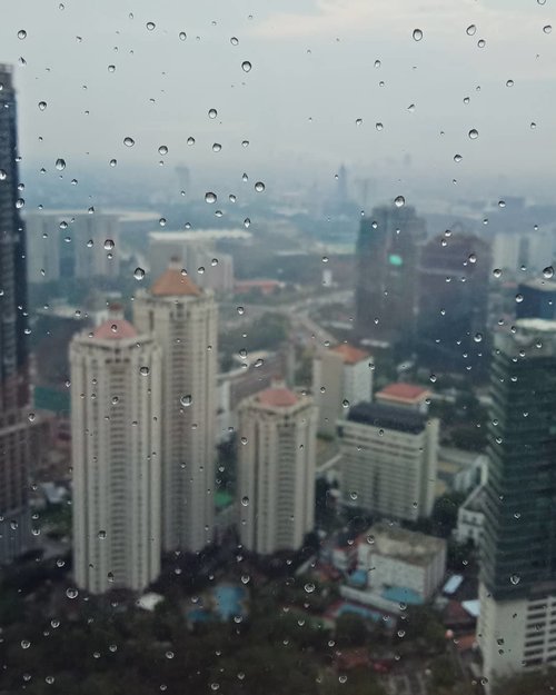 Gloomy morning in Jakarta today *tarik selimut lagi*.Have a great week end everyone 😘..Taken with @oppoindonesia A83...#ClozetteID#wheninJakarta#visitJakarta#fromwhereisit#skycrapper #skycrappercity #rainy #rainydays #weekendvibes#instagood#moodygrams