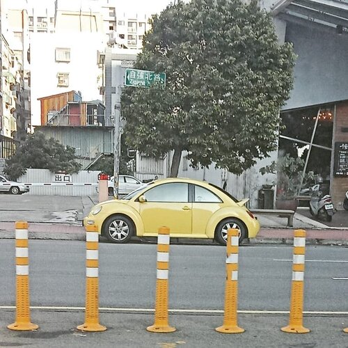 Hello Bumblebee! *somewhere in Hsinchu, Taiwan......#ClozetteID#bumblebee#car#citycar#wheninTaiwan#neiiTWtrip#fromwhereistand#instagood#travelgram#instatravel#CreateMoments