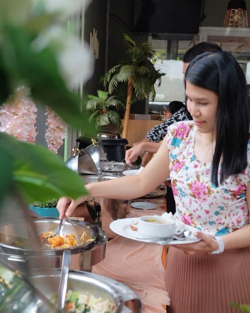 Lunch time! I often eat a lot in the afternoon but skip steam rice on dinner.Whatever diet method that you choose,  listen to your body and consult your nutritionist..📷 @rinadidthis #instagramfriends...#ClozetteID#candid#throwback#latepost#bcstyle#lunch#lunchtime#MyEssentialEnergy#SparklingBeauty#eeeeeeats