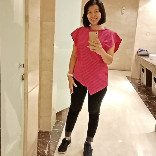 Good morning Monday! Am ready!
.
Tap details for my outfit! ..
...
#ClozetteID
#trijigallery 
#MeAndBerrybenka
#SkechersIDN
#ShamelessSelfie
#selfie
#fromwhereistand
#reflection
#MondayMadness