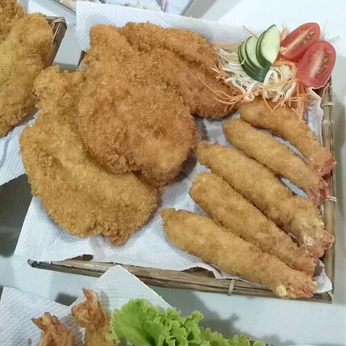 Dinner time with home made chicken katsu and 🍤
.
..
...
#ClozetteID
#instafood
#foodporn
#foodpornshare
#foodstagram
#foodgasm
#eeeeeeats
#tryitordiet
#onthetable
#foodgasm
#EatFamous