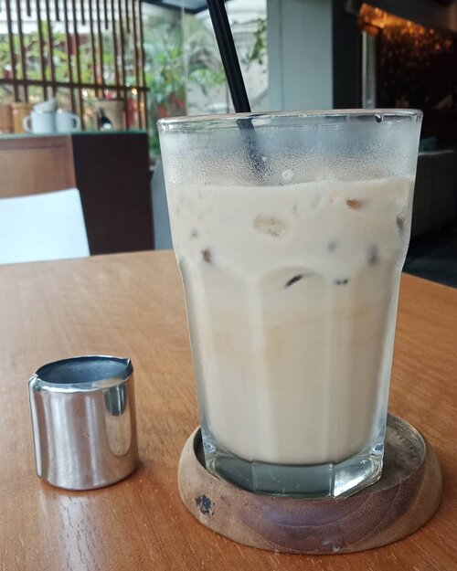 Kadang kalau lagi buru-buru suka kelupaan bawa stainless straw atau restoran udah by default naruh sedotan plastik di minuman pesanan.Tahun 2018 mulai #LessWaste,  semoga 2019 bisa tetap komitmen. Belum mampu #ZeroWaste karena orang di rumah belum bisa komitmen..Tapi suami sih tiap beli makanan berkuah selalu pakai rantang 😀...#ClozetteID#newyearresolution#newyear#resolution#instacoffee#hobikopi#onthetable#fromwhereisit#coffee#anakkopi#coffeetasting