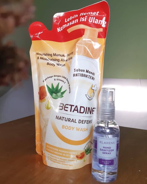 Lagi nyobain 2 personal care ini dari @betadineindonesia gara gara @alodita 🤭.Hand sanitizer spray-nya anti lengket jadi begitu semprot rasanya kayak pakai air aja, wanginya juga enak dan kemasannya praktis..Kalau sabun cairnya belum dicoba, masih nungguin #Empties dari sabun yang sekarang dipakai. Seneng deh Betadine tuh produknya sekarang bervariasi banget 😍...#ClozetteID#fromwhereisit#onthetable#betadineindonesia