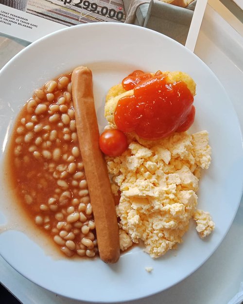 Good morning!  What do you have for breakfast? Me, western breakfast from @ikea_id 😊.Their hash brown is the best,  me likey!.....#ClozetteID#ikeaindonesia#fansberatikea#FBI#HidupkanRumah#instafood#foodstagram#onthetable#foodporn#foodpornshare#MyEssentialEnergy#breakfast