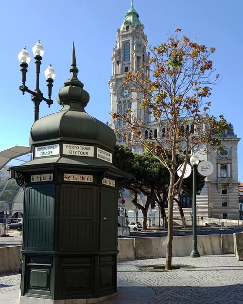 Sebagian besar jalanan di Porto menggunakan bebatuan tapi enggak ada satu pun warganya yang iseng mencungkil  jalanan lho! Tertib ya?! .Yuk baca kisah perjalanan saya ke Portugal di bit.ly/PortoPart1 atau klik tautan di bio! .....#ClozetteID#nofilter#neiiPRTtrip#neiiEURtrip#OPPOA83#OPPOCameraPhone#OPPOnesia#wanderlust#wheninPorto#Portugal#Porto