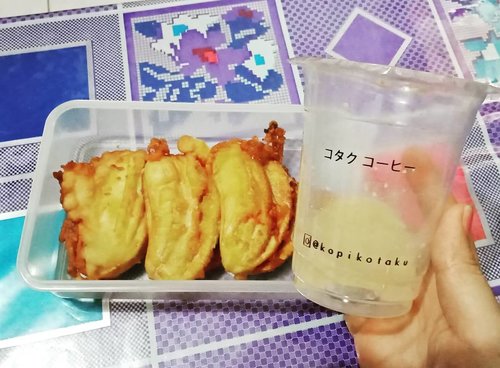 Still too early for dinner?  Let's have coffee break! .Home made fried 🍌 and iced latte by @kopikotaku, superb!..I hope you all have a great week end 🤗...#ClozetteID#anakkopi#hobikopi#munchies#EatFamous#AsianFood#banana#friedbanana#coffee#handsinframe#coffeehoping#coffeegasm#instacoffee