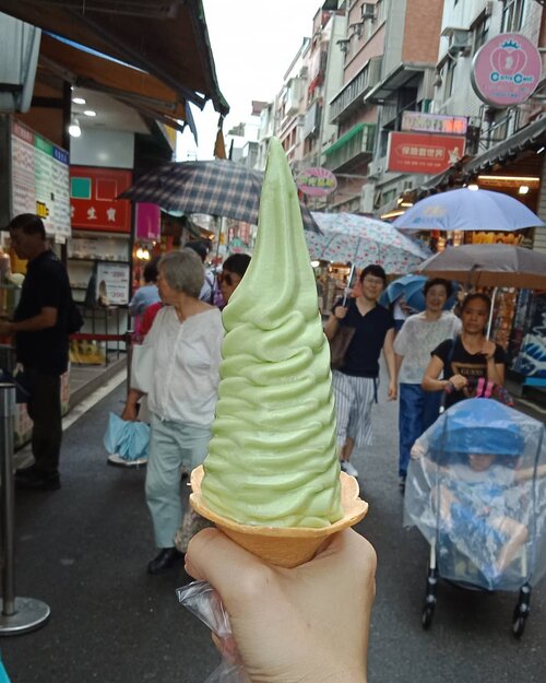 Cold treat in rainy days......#ClozetteID#icecream#wheninTamsuiTaiwan#wheninTaiwan#wheninTaipei#neiiTWtrip#foodporn#foodpornshare#instafood#handsinframe#greentea#taiwanfoodie