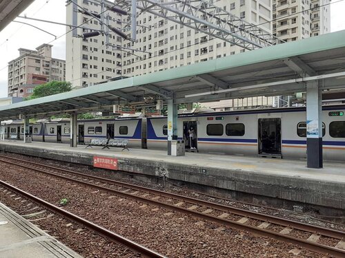 Siapa yang sehari hari mengandalkan KRL untuk beraktivitas? 3,5 tahun lalu saya juga anker (anak kereta) 🤭.Ini stasiun KRL di kota Hsinchu, Taiwan. Mirip ya sama stasiun KRL di Jabodetabek 🙂..Kalau urusan mencapai tempat wisata dengan  transportasi model begini sih bikin gampang banget buat saya yang bahasa Mandarinnya cuma pasif dan penduduk lokal yang enggak bisa bahasa Inggris sama sekali! Makanya pemerintah Indonesia pun membangun infrastruktur dan kemudahan transportasi agar penduduk betah dan memudahkan pelancong...#ClozetteID#wheninTaiwan#neiiTWtrip#wanderlust#CreateMoments#travelgram#instatravel