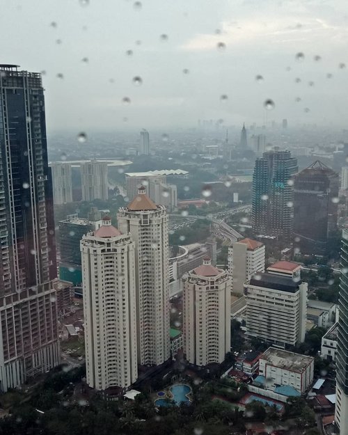 Good morning gloomy and rainy Jakarta!.Stay dry everyone!.....#ClozetteID#BloggerPerempuan#bloggercrony#bloggerjakarta#bloggerIndonesia#sky #building