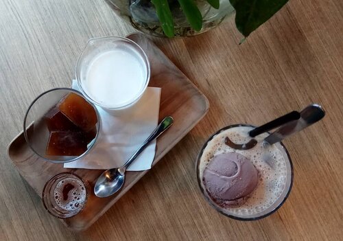 Yang sering ke @popolocoffee pasti tau dua minuman ini!.Minuman topping 🍦juara! Penasaran untuk nyobain?.....#ClozetteID#anakkopi#hobikopi#instacoffee#coffeehoping#coffeetasting#coffeestagram#popolocoffee#wheninBogor#liburanlokal#visitBogor#onthetable#fromwhereisit