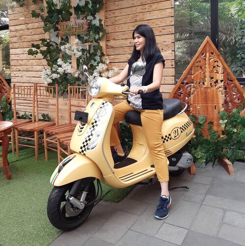 🛵 🛵 mari kita lesgoh keliling kota 🤭
.
Have a nice week end every one!
..
Tap for details outfit 😊
...
#ClozetteID
#SpotToVisit
#explore
#shamelessselfie
#selfie
#me
#instamood
#summer
#igers
#instagood
#girl