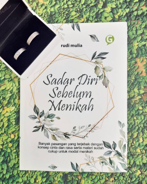 Cinta itu tidak buta. Cinta itu melihat, mengenal dan ada kesadaran diri. Hanya orang-orang yang hilang kesadaran diri, terbutakan oleh gejolak asmara, bahkan oleh nafsu - @rudimulia.A highly recommended book for singles and couples 👍..Bisa beli di www.guepedia.com...#ClozetteID#ad#productreview#bookstagram#flatlay#instabook#mindfulness#book#onthetable#relationshipgoals#couplegoals