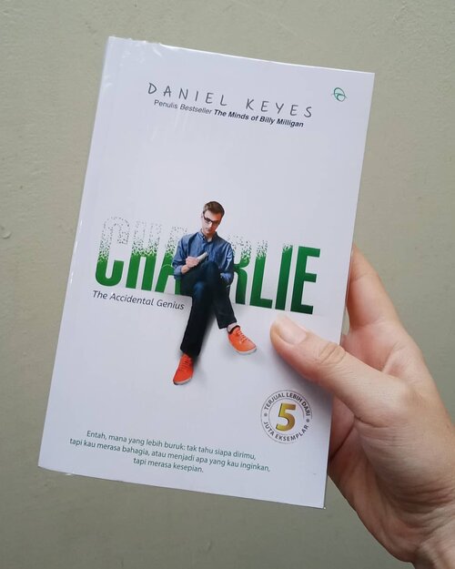 How I miss sitting on a couch and reading all my books in one day! .Novel ini keliatan seru karena selain saya tahu penerjemahnya yang cukup picky untuk sebuah buku,  halaman pertamanya berpesan, "Kecerdasan tanpa kemampuan memberi dan menerima Kasih Sayang bisa menyebabkan kerusakan mental dan moral, penyakit saraf bahkan penyakit jiwa.".....#ClozetteID#DanielKeyes#Charlie#bookofthemonth#handsonframe#bookworm#bookstagram#instabook#TheAccidentalGenius#moodygrams#mentalhealth