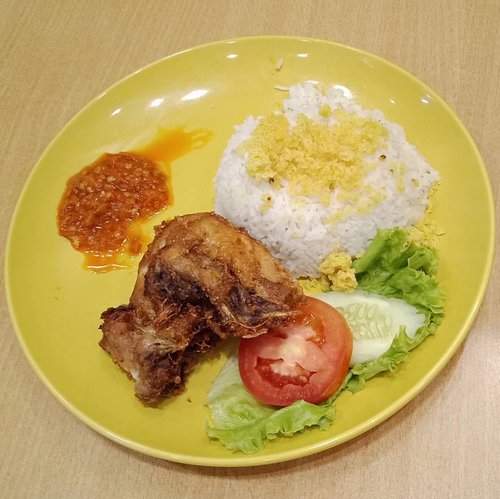 Selamat makan Indonesia! Ini ayam sambal bawang @esteler_77 😁
.
Sambalnya pedes tapi ayamnya terasa bumbunya 👌
..
...
#ClozetteID
#tryitordiet
#eeeeeeats
#foodporn
#foodpornshare
#instafood
#foodstagram
#onthetable
#foodgasm
#EatFamous
#moodygrams
