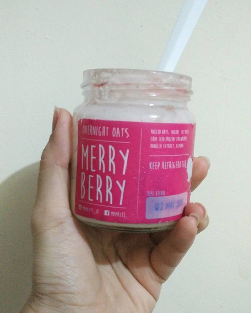 Last Saturday, I learnt alot about nutrition and do able exercise at home
.
Brought this overnight oat from @mamazee_id for my breakfast before workout and it taste so good!
..
Zee is developing this new variant Merry Berry, just opened the jar and stir it well and eat it! Then you are ready for your workout!
...
#ᴏvernightoats 
#healthyfood 
#ClozetteID
#BloggerIndonesia
#lifestyleinfluencer
#handinframe 
#workout
#healthylifestyle
#foodism
#instafood
#foodgasm