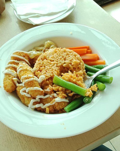 Kamu udah makan siang?  Makan siang pakai apa nih? Ini Thai Chicken Rice dari @pizzahut.indonesia. Porsi ayam seperti nugget-nya melimpah
.
..
...
#ClozetteID
#onthetable
#foodpornshare
#foodporn
#instafood
#eeeeeeats
#foodstagram
#foodgasm