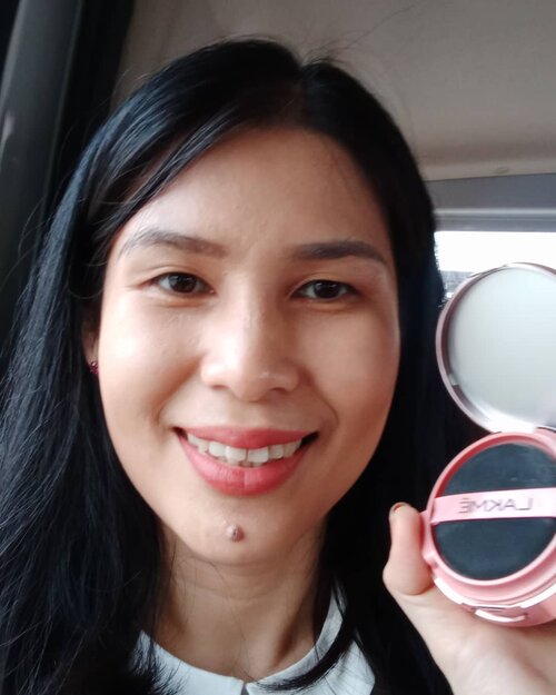 Selamat pagi!  Nah gini deh kalau sehari-hari biar kelihatan segar, pakai aja @lakmemakeup Reinvent Primer + Matte Cushion Foundation tipis tipis aja 😊
.
Baca honest review selengkapnya di bit.ly/Lakme9to5CushionSerbaBisa atau klik link di bio ya, hanupis!
..
...
#ClozetteID
#ClozetteIDReview
#LakmeMakeup
#LakmeXclozetteIDreview
#makeup
#instalike
#girl
#nice
#TagsForLikes
#igers
#nofilter