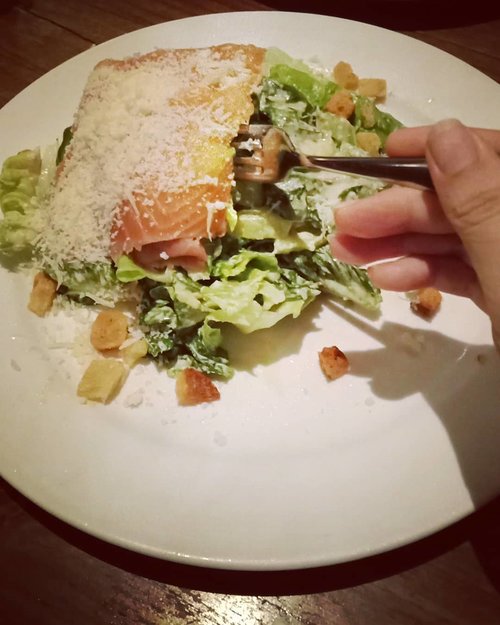 @loewyjakarta's Caesar salad with salmon. Rich in cheese but that makes it too salty for me 😂......#ClozetteID#instafood#foodstagram#foodpornshare#foodporn#dinner#eeeeeeats#tryitordiet#salmon#caesarsalad#handsinframe