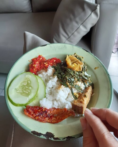 Saya kalau makan #dirumahaja emang paling suka pakai piring jadul 😆
.
Kalian makan siang apa hari ini? Jangan telat makan ya, jaga kesehatan semuanya 🤗
..
...
#ClozetteID
#handsonframe
#fromwhereisit
#lunch
#instadaily
#nasipadang
#eeeeeeats
#AsianFood
#instafood 
#foodgasm