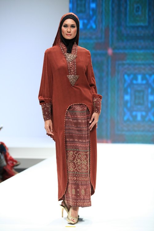 The Legend (Itang Yunasz and Ida Royani) - Indonesia Islamic Fashion Fair 2013