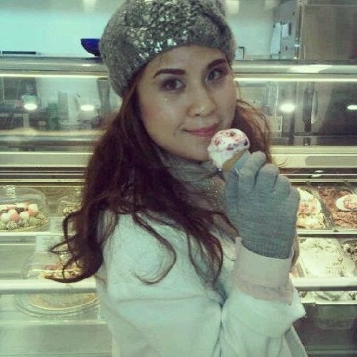 Ice cream on winter days,okay! 
Somehow rarely i look this girlie, but maybe it was the effect i get from holiday,just icing on the cake. Im a cake?!