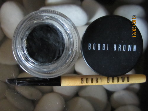 jet black ink from bobbi
stays all day no smudge and i love its mini liner brush *love*