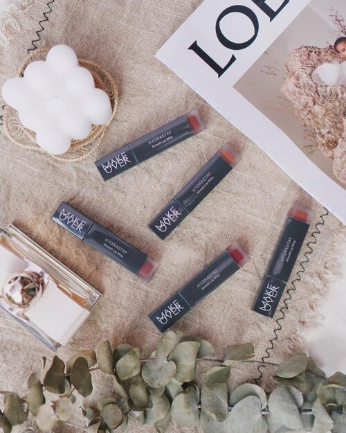 [SAVE ME]Kalian tau kan gaes kalo @makeoverid baru aja ngeluarin Lip Cream terbaru mereka yautu Makeover Hydrastay Smooth Lip Whip.Dari 12 warna ada 5 warna yang aku pilih dan cocok banget buat kulit Sawo Matang nih..Buat kalian Sobat Sawo Matang ga usah bingung-bingung lagi, cus pilih dari kelima warna yg udah aku pilihin ini dijamin kalian sukak hihi.,Teksture LipCreamnya juga enak banget moussy dan lembut, gampang diaplikasikan udah gitu bisa menutupi bibir hitam pulak..Untuk detail Swatches nya silahkan di SWIPE KIRI ⬅️#makeupsawomatang #sawomatang #bibirhitam #clozetteid #cleoputrilipswatches #clozettedaily #makeoverlipwhip #brandlokal #makeoverlipcream