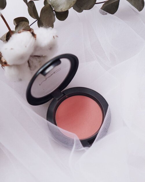 Kayaknya udah lama bgt aku ga belanja blush on powder semenjak pakai @maccosmeticsid Blush on shade : Peaches ini.Warnanya cocok bgt dikulitku yg sawo matang dan bikin kulit keliatan seger banget pake ini..Udah dipake berapa lama pun ga habis2 ni blush on krn pake dikit aja udah langsung keliatan pop up dikulit.Kalo kalian blush on favoritenya apa nih? #sawomatang #makeupsawomatang #bibirhitam #clozetteid #clozettedaily