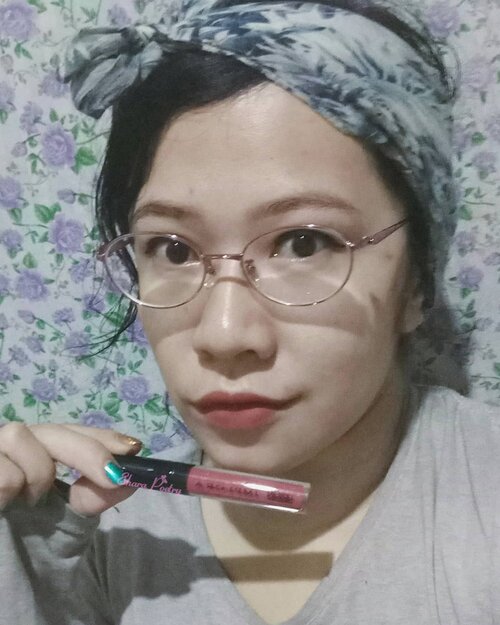 Aah lebih sukak sm lipcream Implora drpd lippen mamanya gempi 😅 (ini pakai Lipcream #Implora no 2 Terracotta )
.
Harga lebih murah mursidah, cuman 18ribuan aza. Terasa ringan di bibir, matte, dipake ngopi gak nempel di cangkir, ngemil bakpia gak langsung bubar jalan 💋 Tapiii belom sampe di test buat makan nasi padang sech 😂😂😂
.
Eyeliner yg dipakai juga murce 16ribuan, merk lokal; #Esenses, tapi eike kurang suka yg model kuas cair gini, krn lebih suka pake model spidol.
.
Btw, #selfie #fotd eike gak pakai bedak atau bb cream jd maapkeun keliatan nyata bekas jerawat & flek hitamnya. Dandan tapi belom mandi 😂😂 Ntar mandinya pasti pakai sabun Kojiesan doong #InfoGakPenting 🙈 #IbuMudaBijakReview 💄 #clozetteid #lipstick #lipcream #imploralipcream